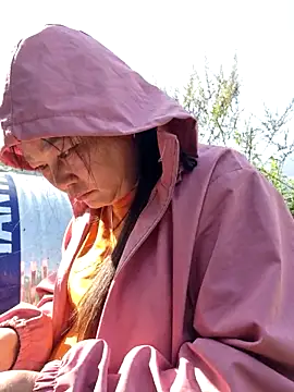 yoowwmr online show from November 27, 2025, 3:41 am