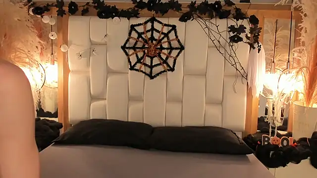 Snapshot of Daphne_And_Roger chatting on October 27, 2025, 11:14 am Daphne And Roger online show from October 27, 2025, 11:14 am