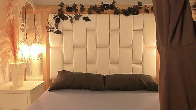 Snapshot of Daphne_And_Roger chatting on November 3, 2025, 11:11 am Daphne And Roger online show from November 3, 2025, 11:11 am