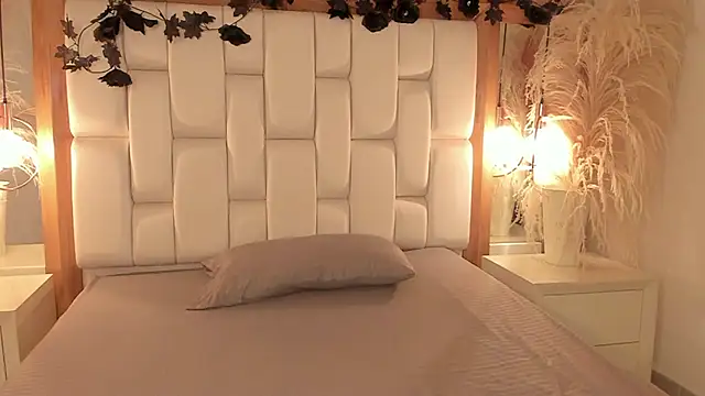 Snapshot of Daphne_And_Roger chatting on November 5, 2025, 11:10 am Daphne And Roger online show from November 5, 2025, 11:10 am