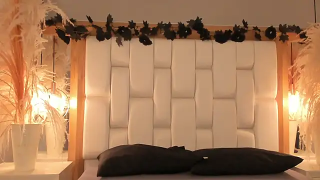 Snapshot of Daphne_And_Roger chatting on December 4, 2025, 10:57 am Daphne And Roger online show from December 4, 2025, 10:57 am