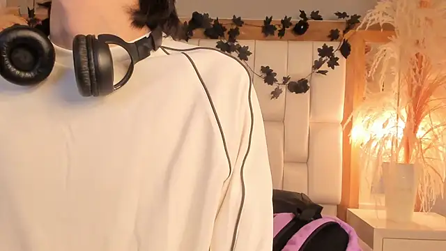 Snapshot of Daphne_And_Roger chatting on December 17, 2025, 11:05 am Daphne And Roger online show from December 17, 2025, 11:05 am