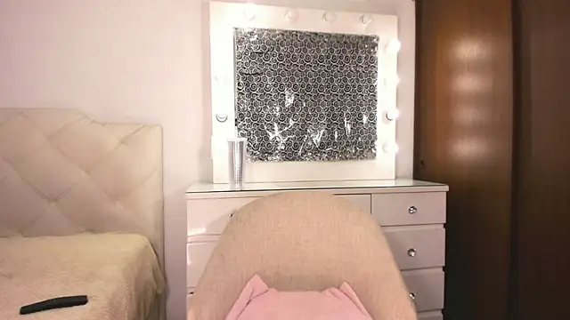 lina quinn online show from November 4, 2025, 2:54 am