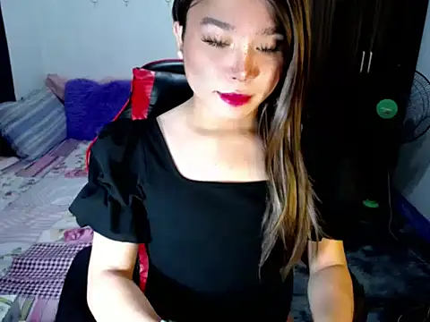 Urassiansweetcummer online show from October 8, 2025, 2:14 pm