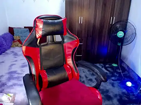 Urassiansweetcummer online show from April 7, 2026, 4:24 am