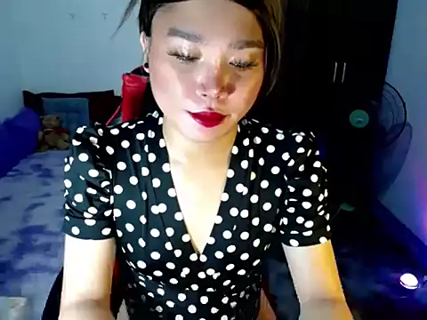 Urassiansweetcummer online show from April 13, 2026, 5:13 am