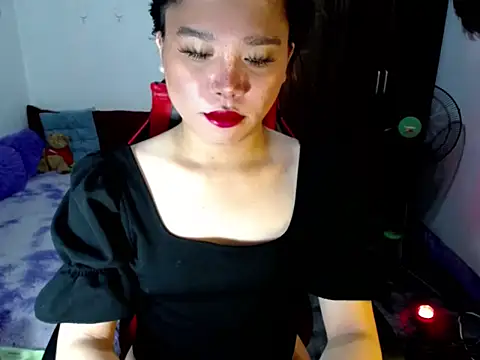 Urassiansweetcummer online show from May 12, 2026, 12:13 pm