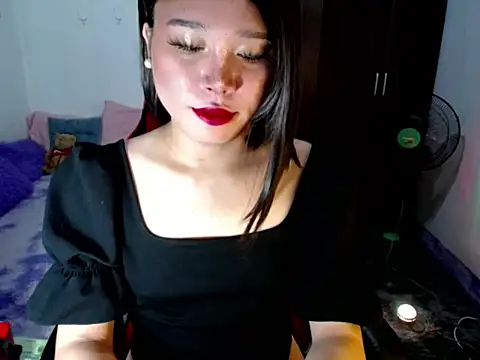 Urassiansweetcummer online show from May 23, 2026, 2:17 am