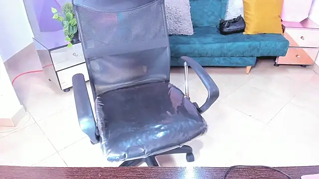 Dantzel  online show from December 18, 2025, 12:22 pm