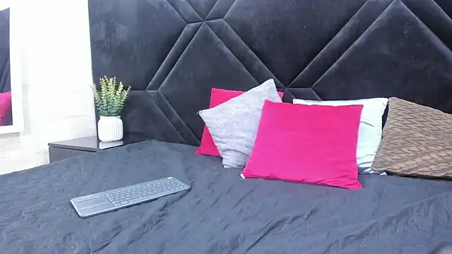 Dantzel  online show from March 14, 2026, 6:46 pm