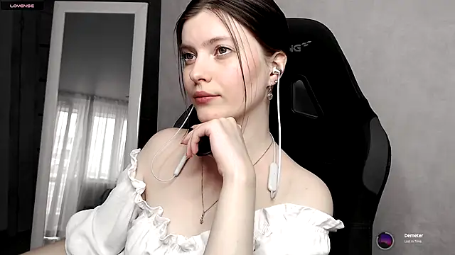 cute elfy  online show from September 9, 2025, 2:05 pm