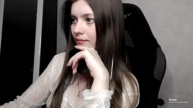 cute elfy  online show from September 11, 2025, 5:02 pm