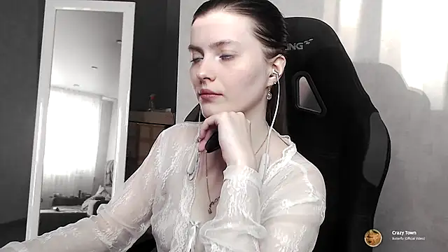 cute elfy  online show from October 8, 2025, 2:04 pm