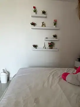 Nikii   online show from October 15, 2025, 2:06 pm