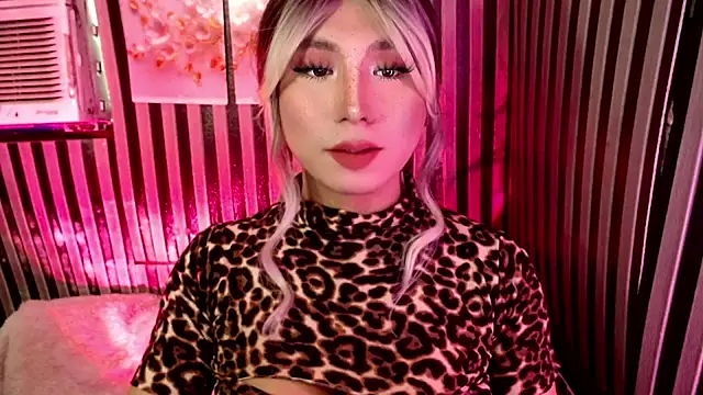 UrhotlucyTS online show from April 26, 2026, 6:22 am