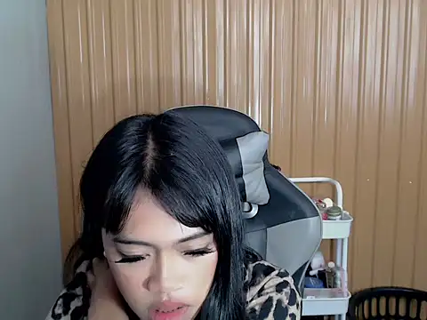 Snapshot of urcurlydiva chatting on April 15, 2026, 5:14 am urcurlydiva online show from April 15, 2026, 5:14 am