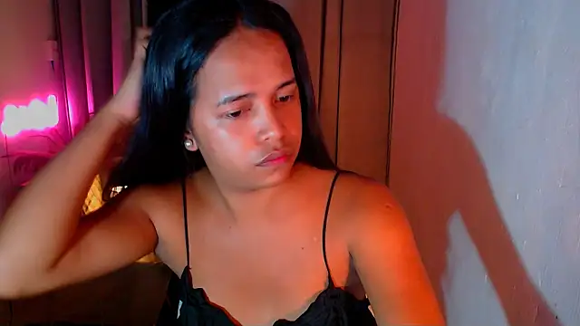 Lorainnelustts online show from December 22, 2025, 9:17 am