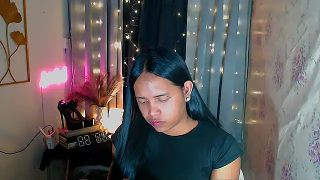 Lorainnelustts online show from February 19, 2026, 2:02 pm