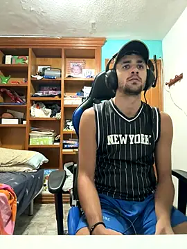 Snapshot of aavrdvh33 chatting on October 6, 2025, 9:45 pm aavrdvh33 online show from October 6, 2025, 9:45 pm