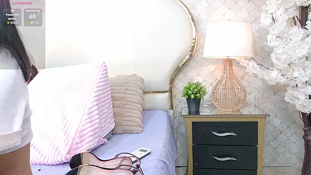 Mhia Sweet  online show from March 10, 2026, 9:31 pm