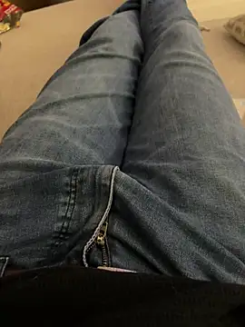 leroy9501 online show from April 18, 2026, 2:04 am