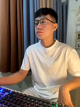 xshyboyx online show from October 29, 2025, 3:36 pm