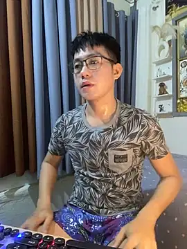 xshyboyx online show from November 9, 2025, 11:19 am