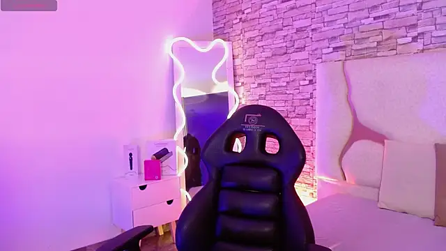 LIHIAN TAY online show from September 24, 2025, 3:32 am