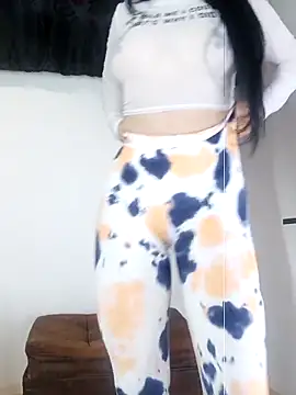 angierot2025 online show from April 17, 2026, 7:06 pm