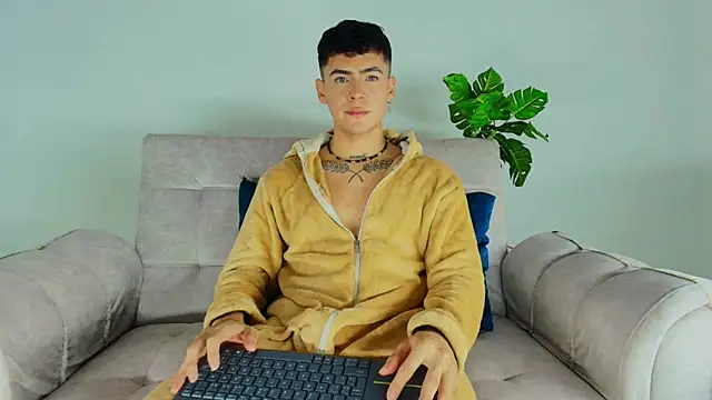 CamiiGuzmanX online show from October 8, 2025, 7:55 pm