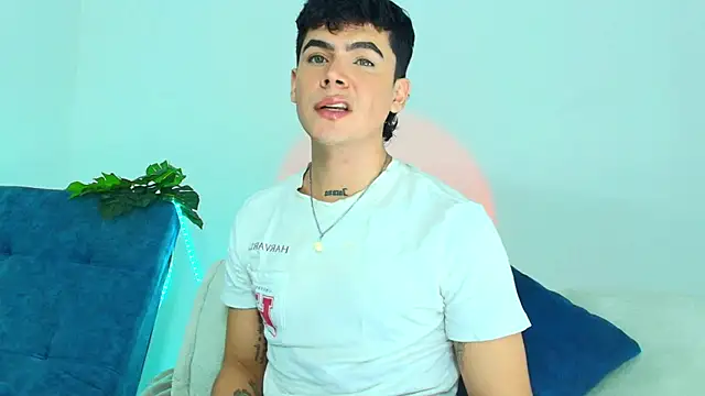 CamiiGuzmanX online show from November 11, 2025, 6:52 pm