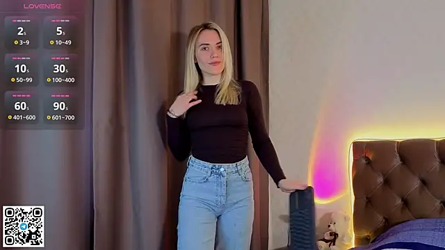 HoneyJohansson online show from April 7, 2026, 3:23 pm