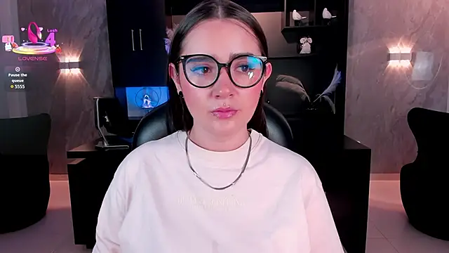 SarahRhodes  online show from June 4, 2026, 12:00 pm