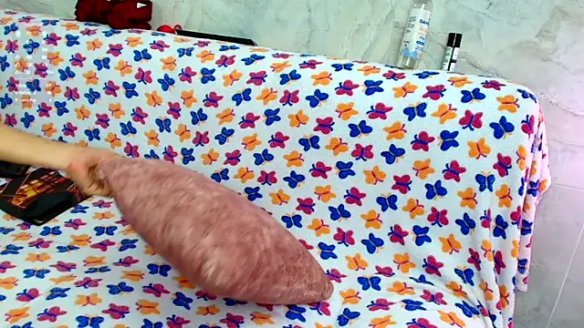 Luna logan online show from December 15, 2025, 4:06 am