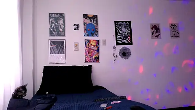 plutonbluemooon333 online show from December 17, 2025, 8:59 pm