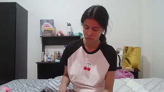 nathaly jones  online show from June 3, 2026, 2:33 pm