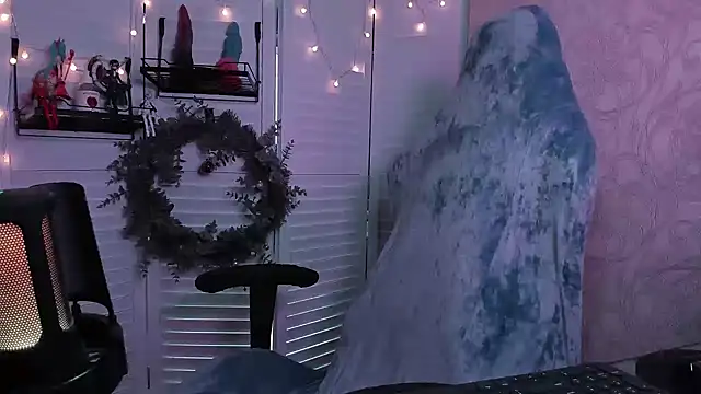 aestheticbeing online show from December 15, 2025, 12:09 pm