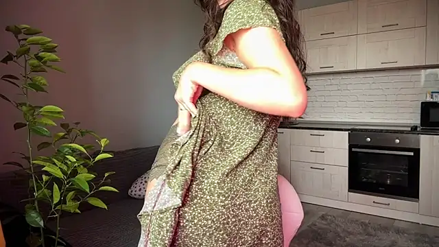 Snapshot of Luna_Raee chatting on September 20, 2025, 7:42 am Luna Raee online show from September 20, 2025, 7:42 am