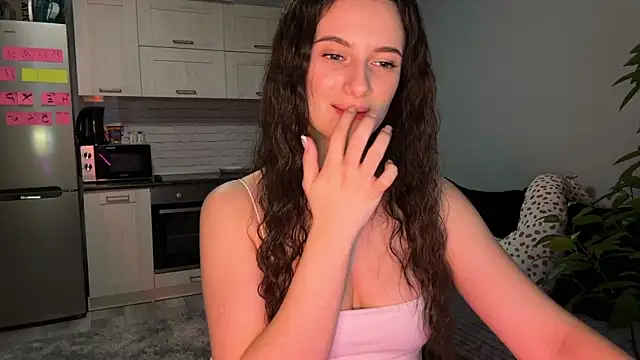 Snapshot of Luna_Raee chatting on October 24, 2025, 12:45 pm Luna Raee online show from October 24, 2025, 12:45 pm