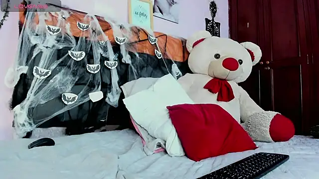 ashley moss online show from November 1, 2025, 7:05 pm