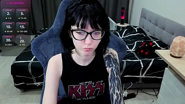 HazelTompson online show from January 9, 2026, 2:53 pm