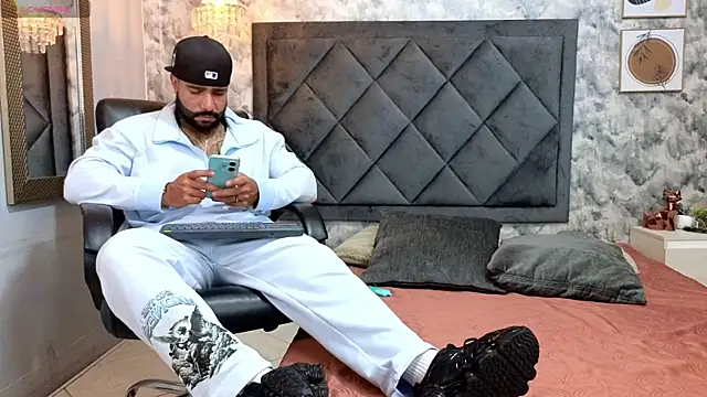 Apolo rousse1 online show from September 18, 2025, 8:44 pm