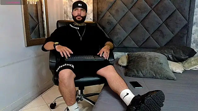 Apolo rousse1 online show from September 22, 2025, 8:33 pm