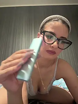 Snapshot of Larra69 chatting on May 20, 2026, 5:41 pm Larra69 online show from May 20, 2026, 5:41 pm