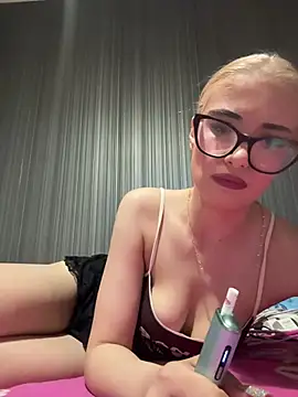 Snapshot of Larra69 chatting on June 4, 2026, 5:41 pm Larra69 online show from June 4, 2026, 5:41 pm