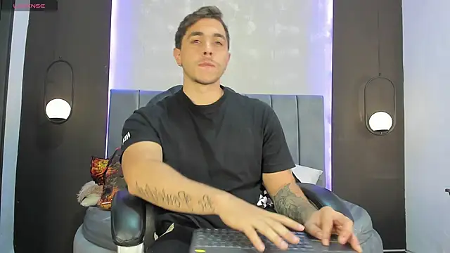 Liam walk  online show from October 20, 2025, 9:04 pm