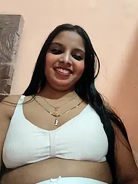 Snapshot of Maahhii_2 chatting on February 17, 2026, 6:36 pm Maahhii 2 online show from February 17, 2026, 6:36 pm