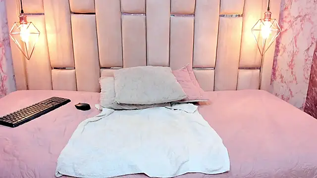 ALYANNA HOT  online show from September 9, 2025, 12:05 pm