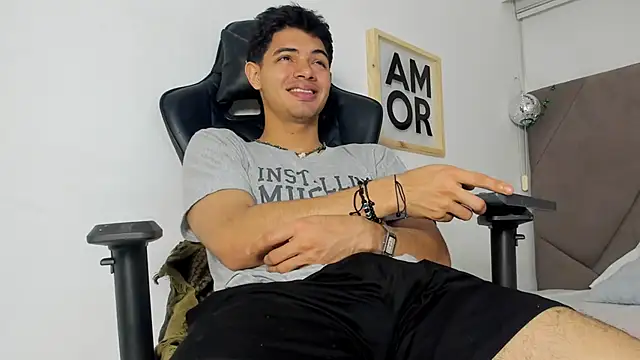 Snapshot of andrew_colleman chatting on February 6, 2026, 3:33 am andrew colleman online show from February 6, 2026, 3:33 am