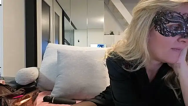 Snapshot of bellemasquer chatting on March 15, 2026, 8:37 pm bellemasquer online show from March 15, 2026, 8:37 pm